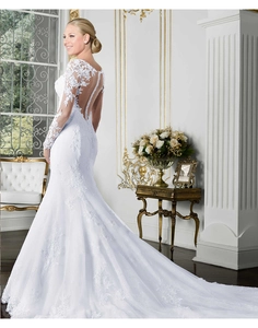 Détail d'une robe de mariée sirène blanche avec broderie dentelle et boutons au dos