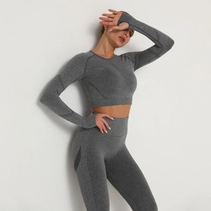 Set yoga senza cuciture grigio con crop top a maniche lunghe e leggings a vita alta