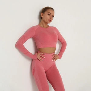 Dettaglio del crop top yoga senza cuciture rosa corallo con coste e ombre di contorno