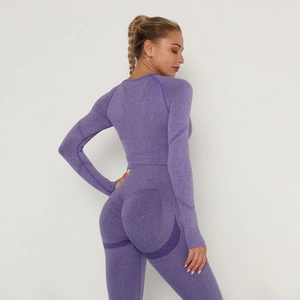 Dettaglio del tessuto yoga viola mélange senza cuciture con trama elasticizzata