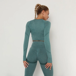 Vista posteriore di un crop top a maniche lunghe e leggings a vita alta senza cuciture