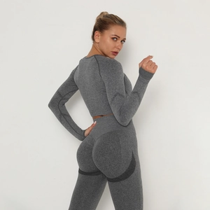 Completo yoga grigio senza cuciture con top corto a maniche lunghe e leggings push-up