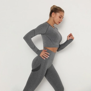Dettaglio in maglia grigia senza cuciture con inserti in rete traspirante sul set da yoga
