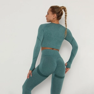 Dettaglio top yoga con fori per i pollici e leggings arricciati in blu grigio