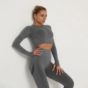 Texture dettagliata del set da yoga senza cuciture con motivi a costine e tessuto grigio melange
