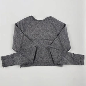 Top corto da yoga senza cuciture con maniche raglan e polsini a coste in grigio scuro melange