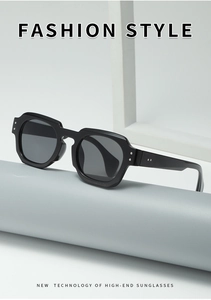 Gros plan sur les lunettes de soleil noires géométriques avec rivets et verres gris