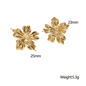 Detailed view of gold flower earrings with 23mm and 25mm measurement specifications
