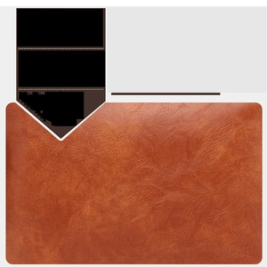Gros plan sur la texture du cuir PU marron avec grain détaillé pour sac à main moderne