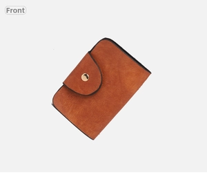 Vue détaillée d'un portefeuille en cuir marron vintage avec un bouton-pression doré rond