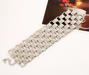 Detailansicht eines silbernen geflochtenen Metallarmbands mit Karabinerverschluss