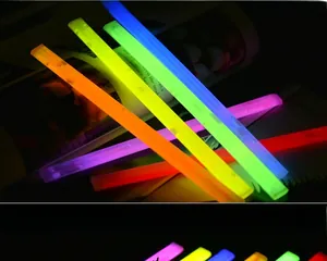 Nahaufnahme bunter Knicklichter im Dunkeln zur Darstellung der intensiven Neon-Fluoreszenz
