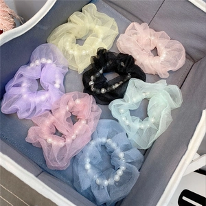 Set mit 7 bunten Mesh-Haargummis mit integrierten Perlen in Gelb, Rosa und Blau
