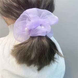 Violetter Organza Haargummi mit weißen Perlen auf einem Pferdeschwanz für Damen