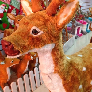 Détail de décoration de renne de Noël réaliste avec fourrure brune et taches blanches