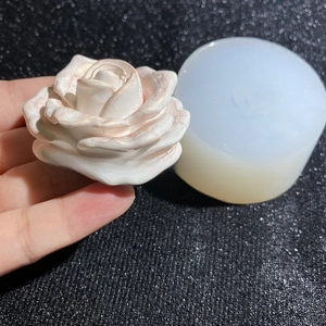 Dettaglio macro dello stampo in silicone a rosa e dell'artigianato in resina con bordi dorati