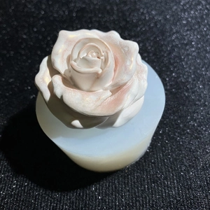 Macro di rosa 3D in resina artigianale su uno stampo per fiori in silicone traslucido