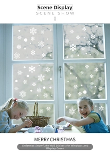 Gemütliches Esszimmer mit weißen Schneeflocken-Statik-Aufklebern am Fenster zu Weihnachten