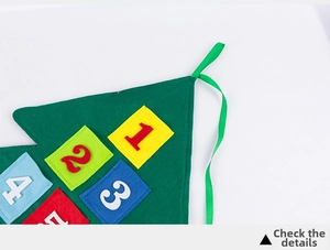 Dettaglio del calendario di Natale in feltro con tasche colorate numerate cucite bene