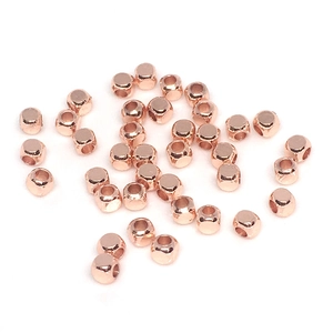 Makroaufnahme von 14K Roségold gefüllten quadratischen Würfelperlen mit glatter Oberfläche
