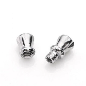 Poliertes silbernes Schraubverschluss-Set für DIY-Schmuck und Ketten auf weißem Hintergrund