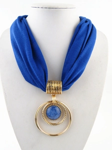 Collana sciarpa blu reale con anelli dorati e ciondolo effetto marmo per donna