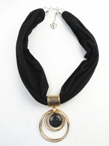 Collana sciarpa boho nera con anelli dorati sovrapposti e pendente in pietra marmorizzata