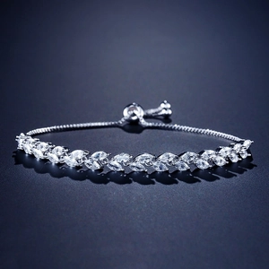 Pulsera plateada ajustable con circonitas de corte marquesa en un estilo minimalista