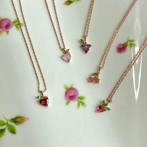 Collier chic en or rose avec pendentifs fruits en zircon coloré, cerise et pêche