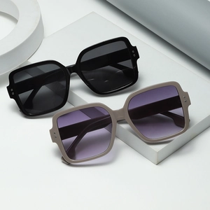 Oversized Square Sunglasses UV400 Protection Plastic Frame Rivet Decor Lattice Texture Temples Fashion Eyewear For Men Women