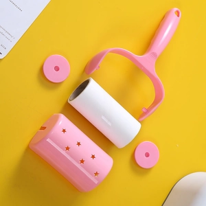 Roze kledingroller set met ergonomisch handvat en extra navulling op gele achtergrond