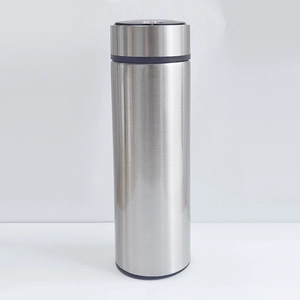 Detail view of the LED smart temperature display on the 500ml stainless steel cup lid
