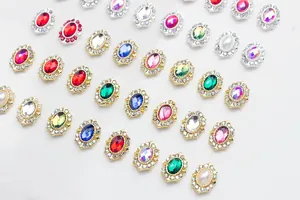 Vue macro de cristaux ovales colorés pour nail art avec bordures en strass brillants