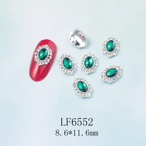 Détail du cristal ovale vert pour nail art 8.6x11.6mm avec base argentée et strass