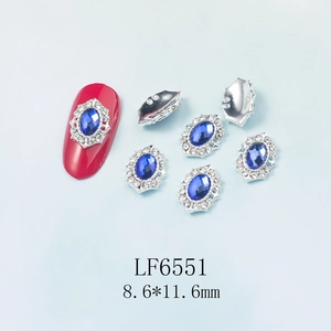 Macro d'un bijou d'ongle bleu ovale avec cadre en filigrane argenté, 8,6x11,6 mm