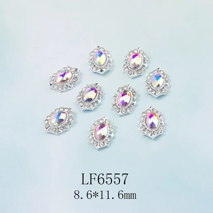 Détail de breloque ongle ovale AB irisante 8,6x11,6 mm avec bordure de micro-forets