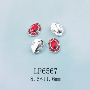 Détails macro des charmes d'ongles rubis ovales LF6567 avec base en métal argenté 8,6x11,6mm