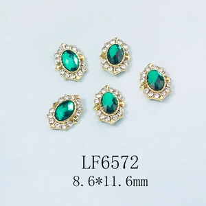 Lot de 5 breloques ovales vertes avec base dorée et strass blancs, 8,6x11,6mm