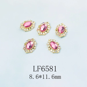 Vue détaillée des strass roses ovales LF6581 avec base dorée et accents d'aurore
