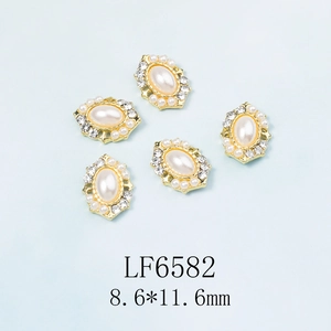 Vue détaillée de perles ovales de 8,6x11,6 mm et strass pour la décoration d'ongles