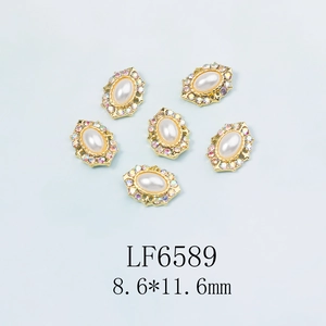 Détails de bijoux d'ongles ovales avec perle blanche et strass colorés sur métal doré