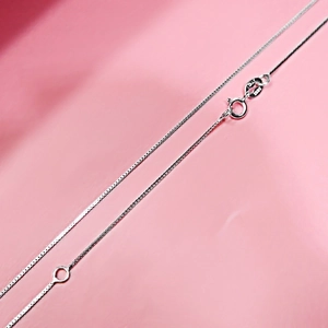 Detail der S925 Sterlingsilber Box-Halskette mit Italien-Stempel und Federringverschluss