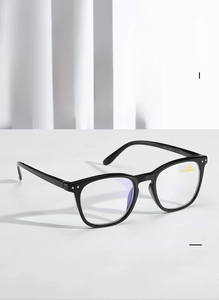 Detail of blue light blocking reading glasses with +1.50 strength and 62mm PD marking