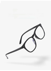 Detailed macro view of TR90 reading glasses lens with +1.50 power and 62mm PD sticker