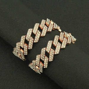 Détail du bracelet gourmette Miami en or rose serti de strass brillants style hip hop