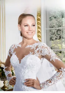 Détails d'appliques en dentelle florale sur les manches et le décolleté de la robe de mariée