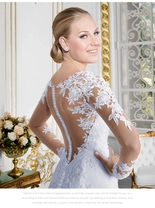 Détail de la broderie florale en dentelle blanche et dos illusion avec boutons nacrés