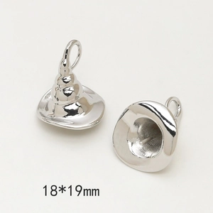 Vista dettagliata dei ciondoli a cappello da strega in argento con misura 18x19mm