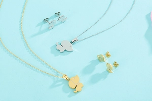 Détails du collier avec pendentif chien et des boucles d'oreilles en doré et argenté