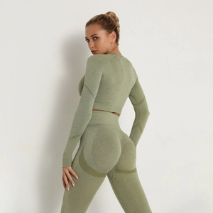 Dettaglio del completo yoga in maglia senza cuciture verde erba con tessuto elastico